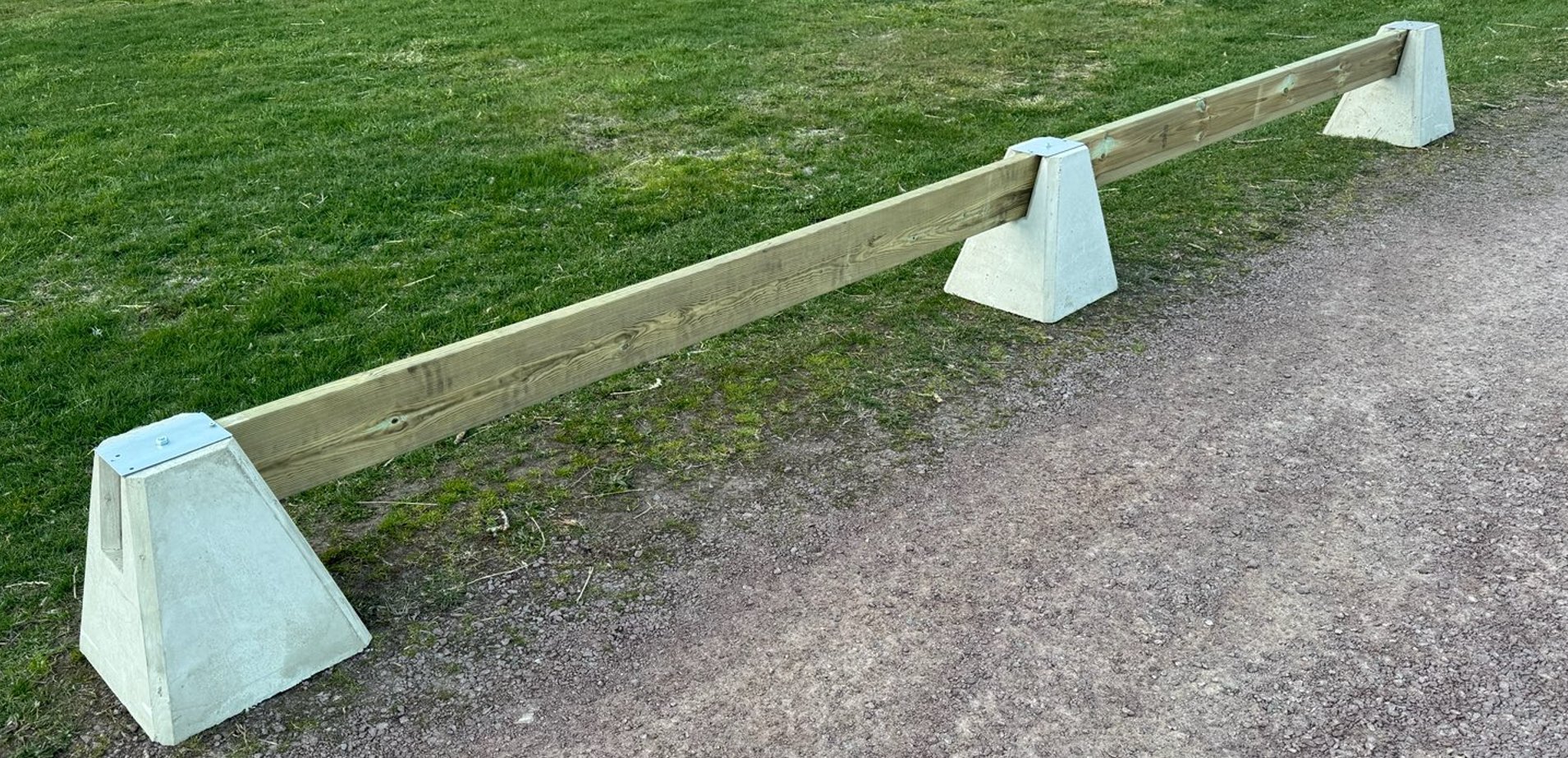 Fristående parkeringsräcke med betongfot — komplett monterat